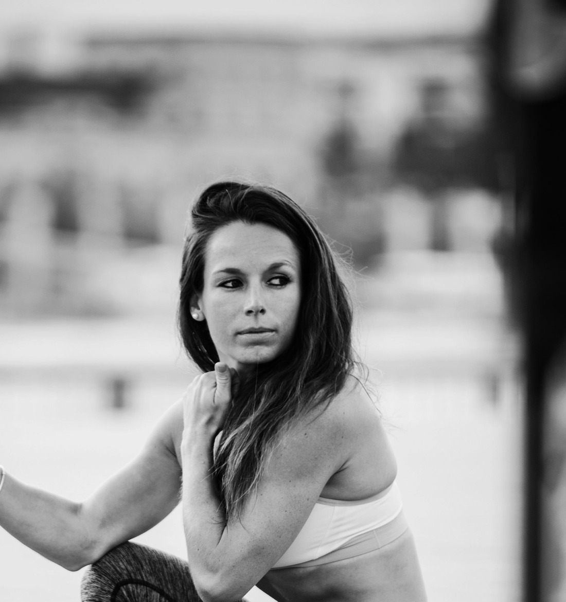 Emy, portrait en noir et blanc, le regard vers l'objectif