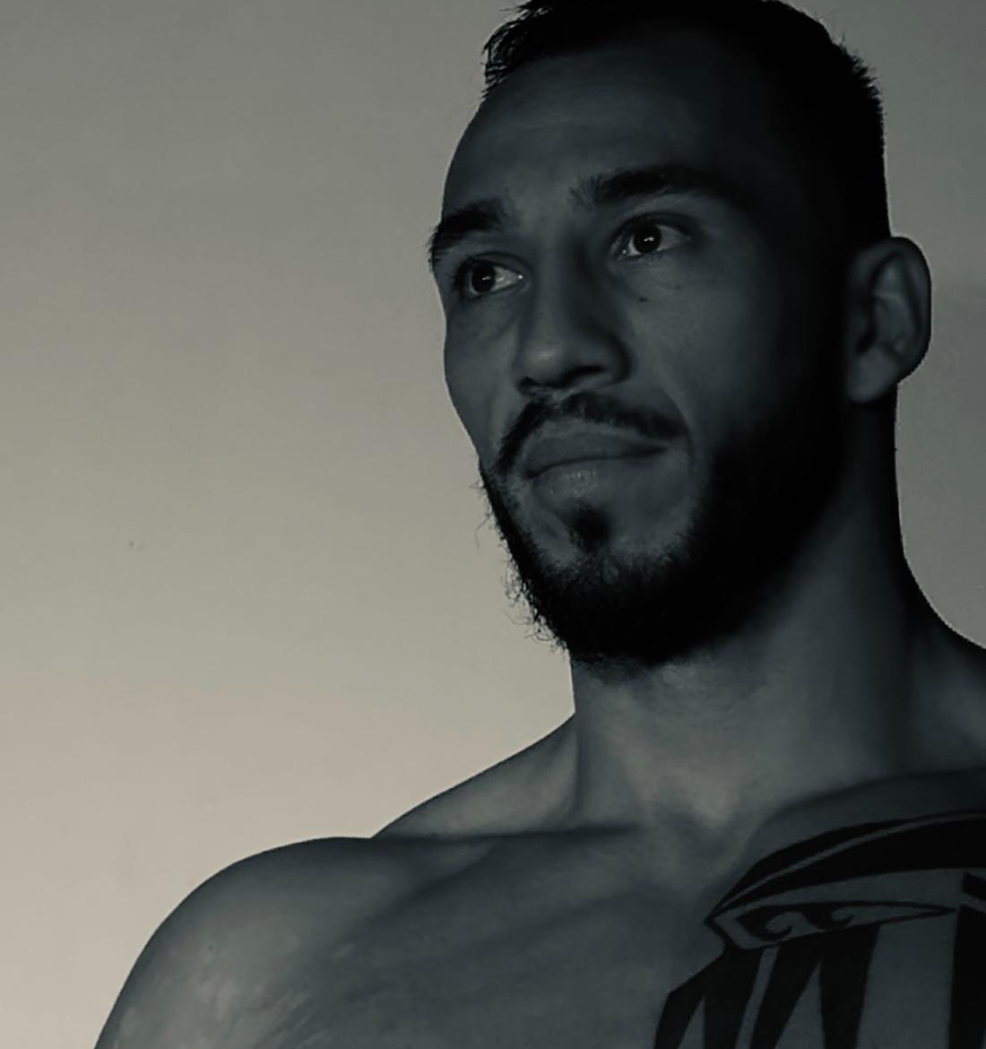 Juan, portrait studio vertical quasi noir et blanc